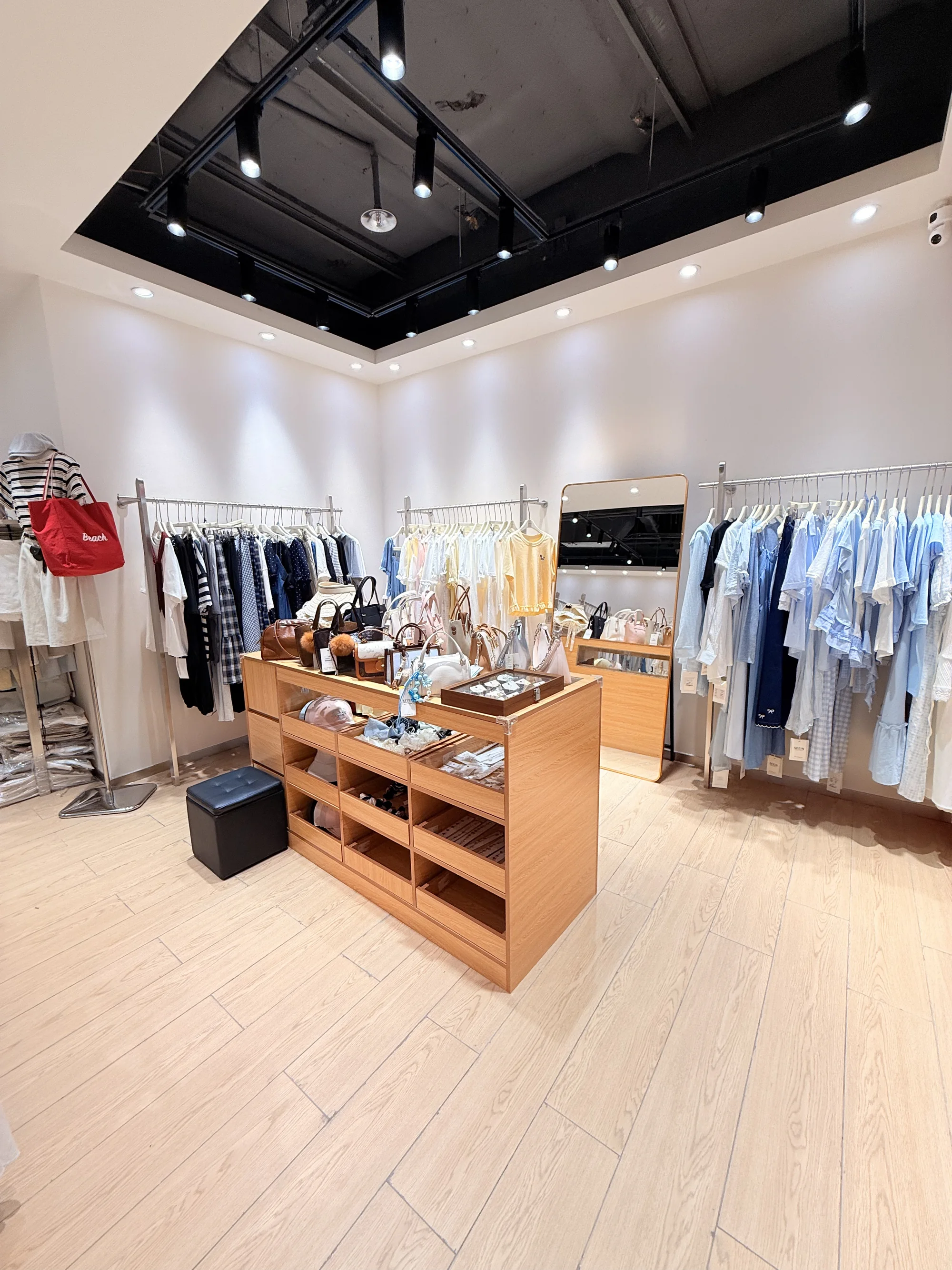 SEEIN 广州门店内部服装陈列实景